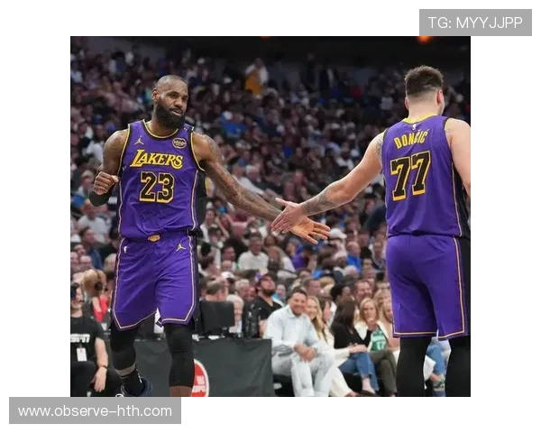 NBA最新战报：詹姆斯带领湖人逆转勇士迎来季后赛首胜 未来对决备受期待