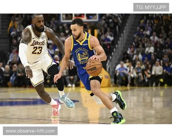 湖人队与勇士队激战全场 詹姆斯与库里对决成焦点